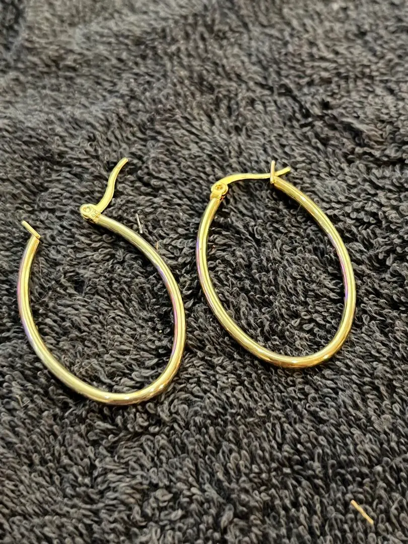 ゴールド（色）オーバル型金属ピアス