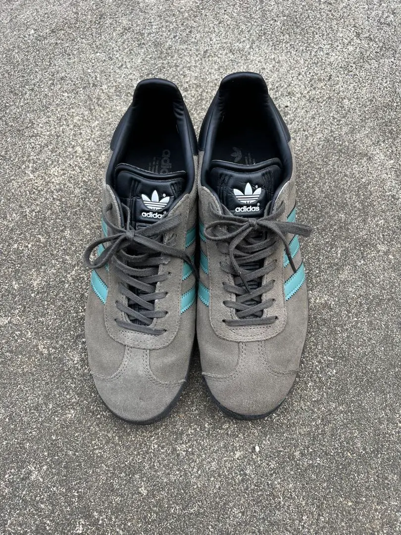 adidas Gazelle グレー/ターコイズ スニーカー
