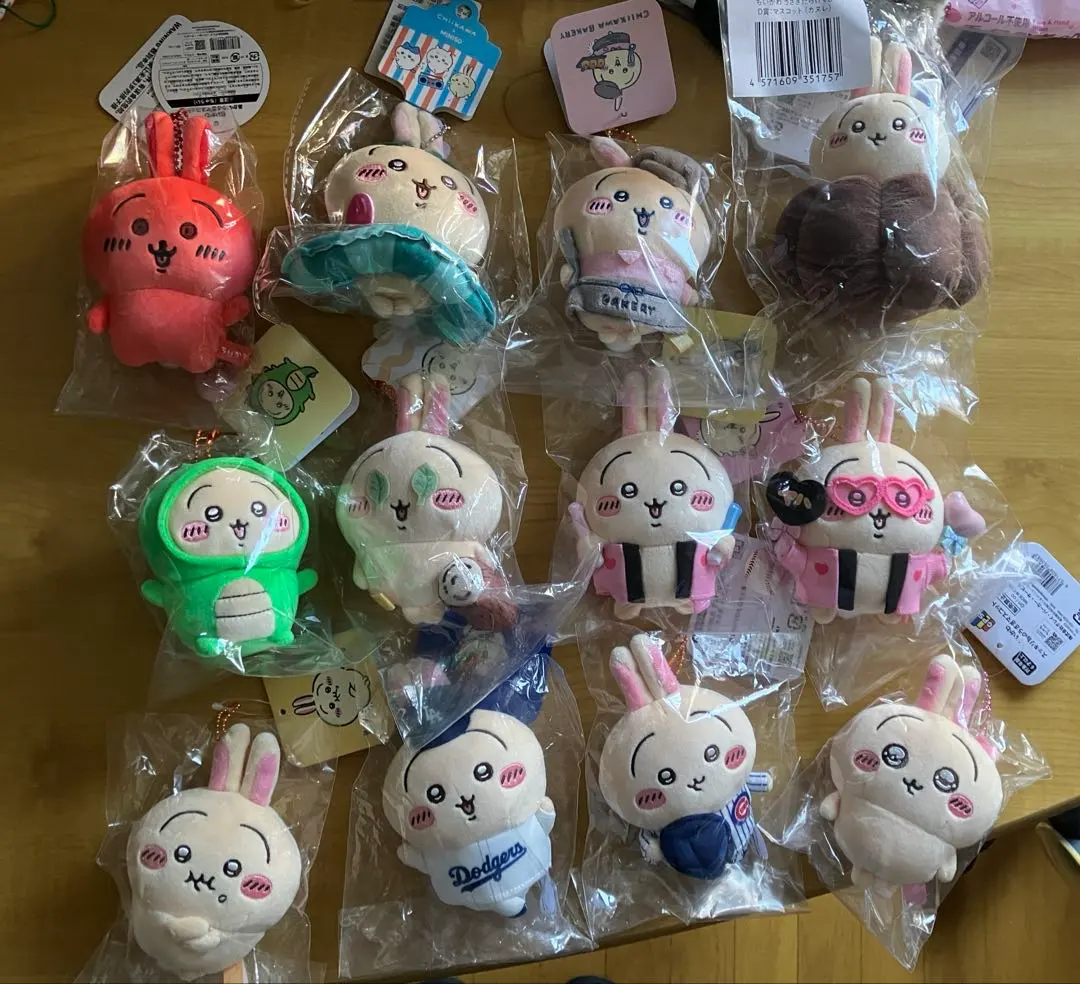 ちいかわ　冬マスコットまとめ売り ちいかわ」ホカホカ肉まんをギュッ…！スノードームや冬衣装な