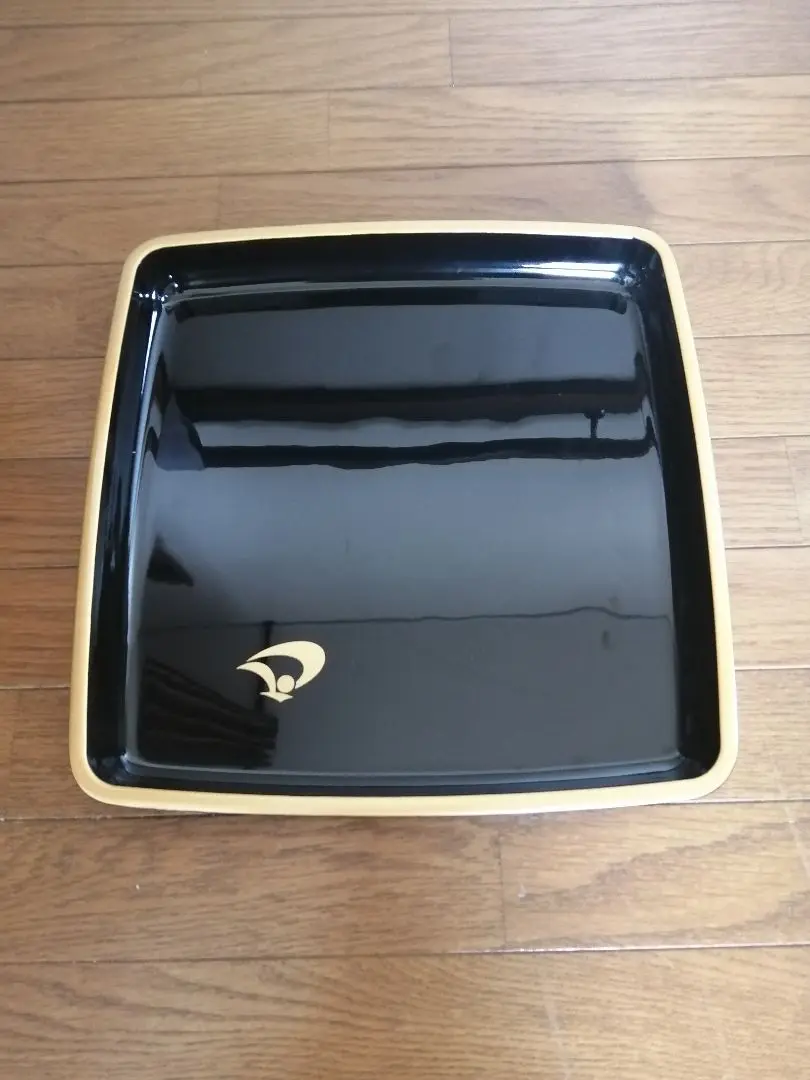 黒と金のユリア樹脂トレー