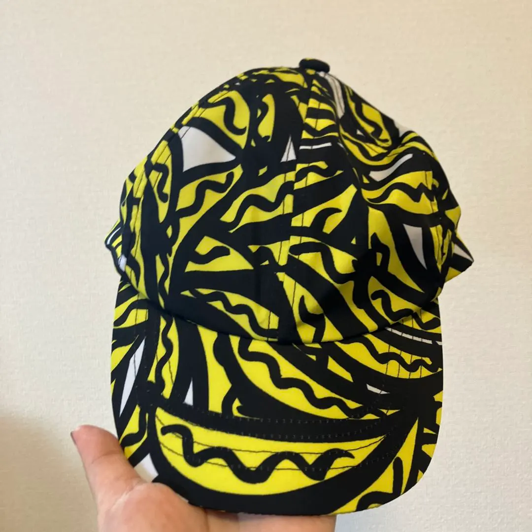 ステラマッカートニーGO BANANAS 黒と黄色のキャップ