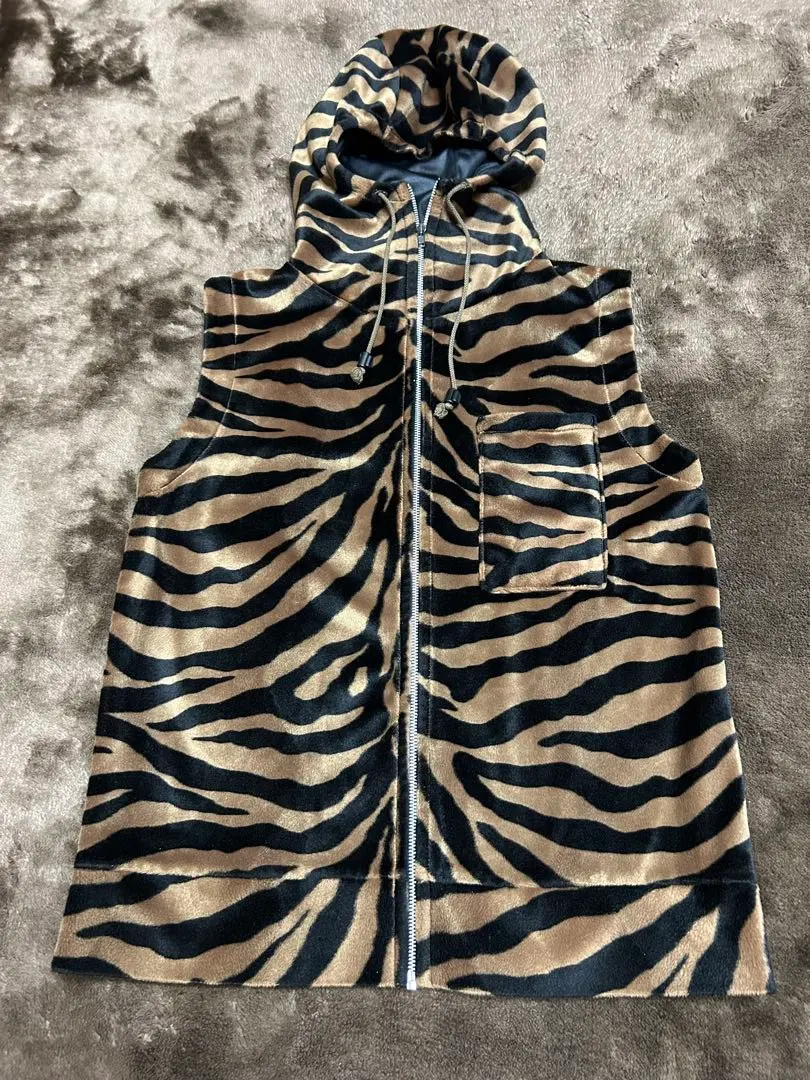ベロア素材トラ柄 フード付き ベスト