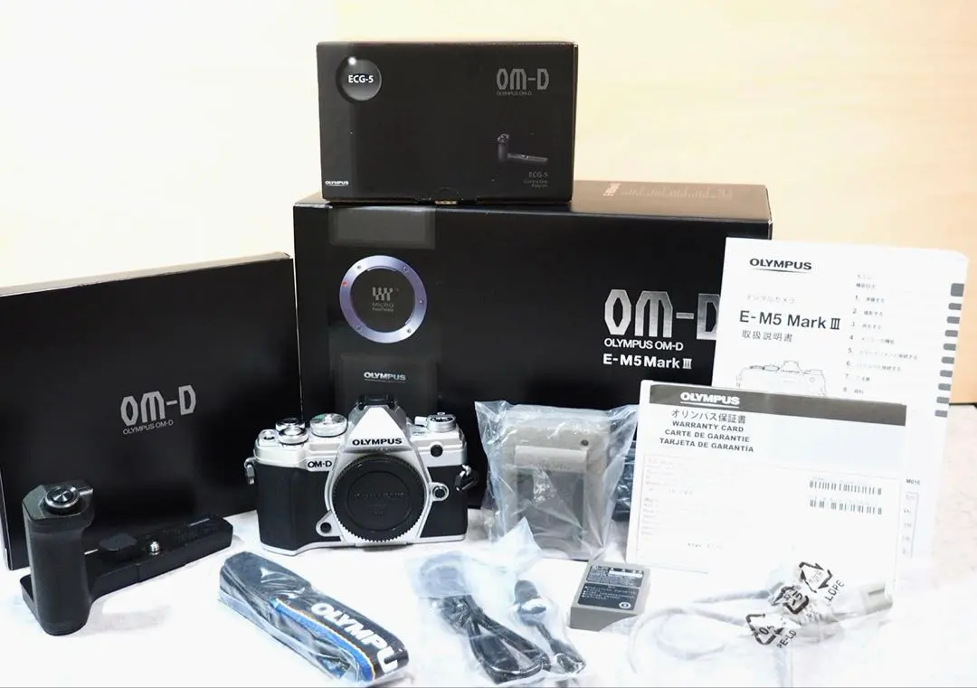 【美品】オリンパス E-M5 Mark III シルバー＋ECG-5