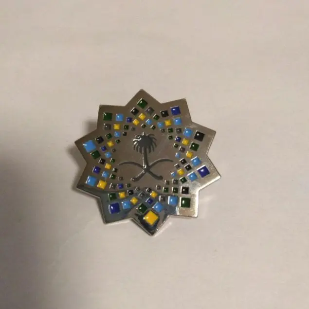 ロゴ　ピンバッジ　銀色　ヤシ　ギザギザ　サウジアラビア