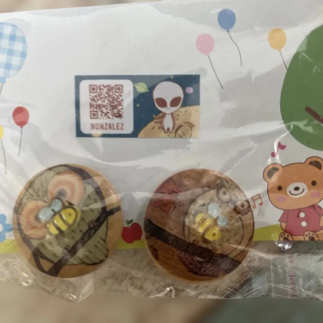 フクロウとミツバチの木製イヤリング　ハンドメイド