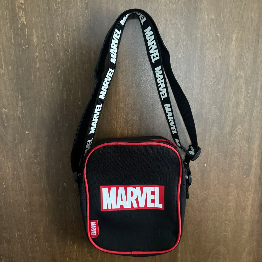 【最終値下げ処分します】MARVEL ショルダーバッグ ブラック/レッド