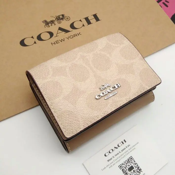 COACH　折り財布　新作モデル　ミニ財布　小銭入れ付き・新品未使用　レディース