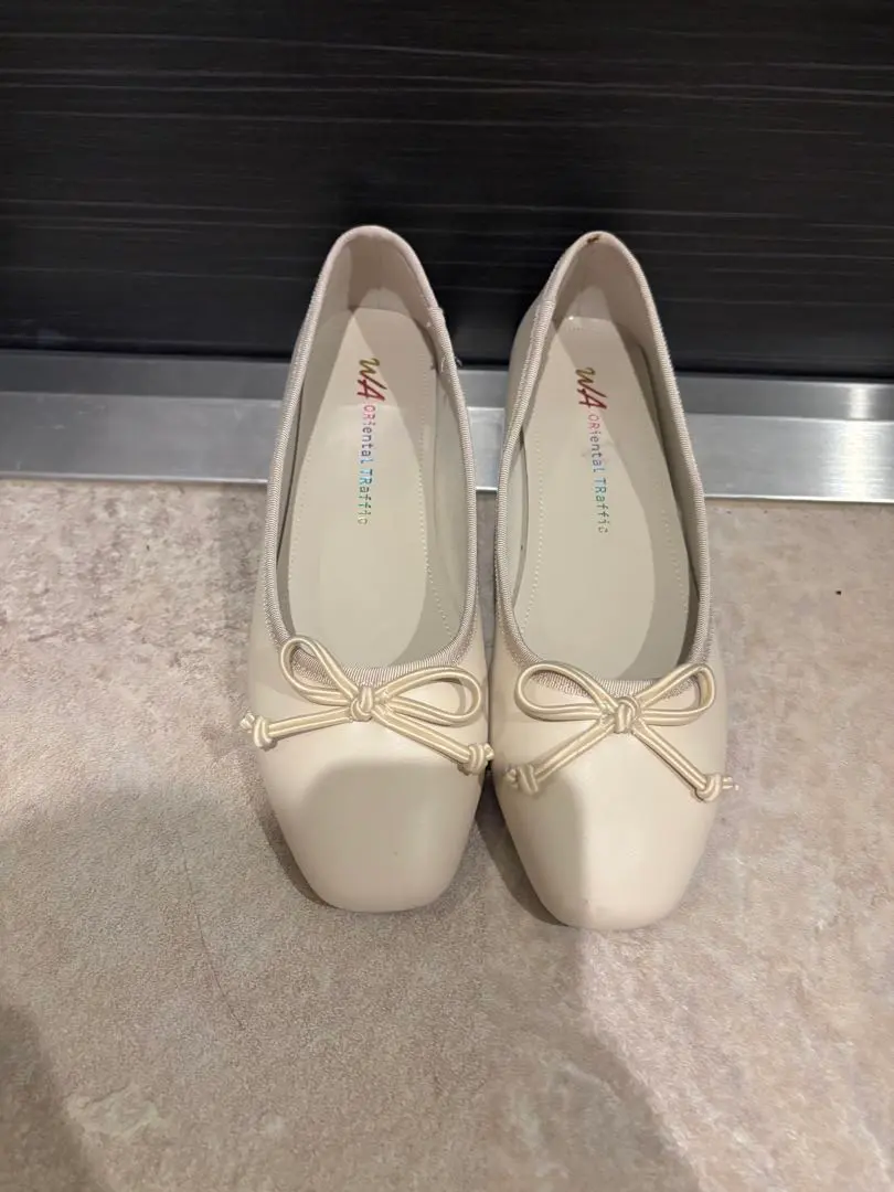 アイボリー リボン付きフラットシューズ
