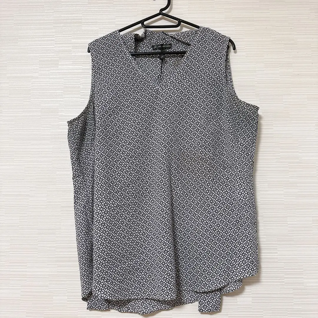 ADRIANNA PAPELL ノースリーブVネックシャツ 黒白パターン