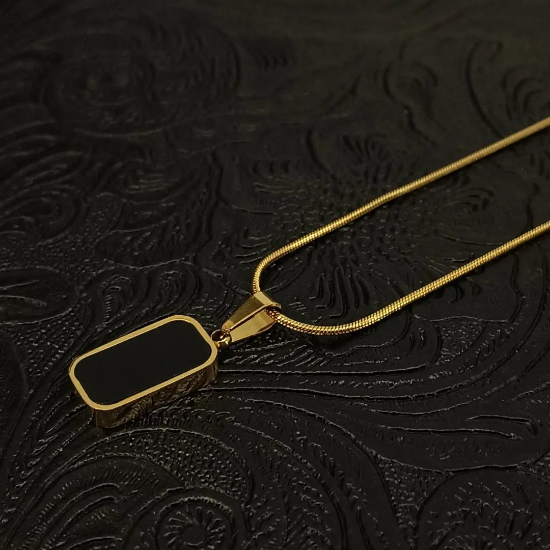 ゴールド　ブラック　黒　金　ネックレス　ペンダント　刻印