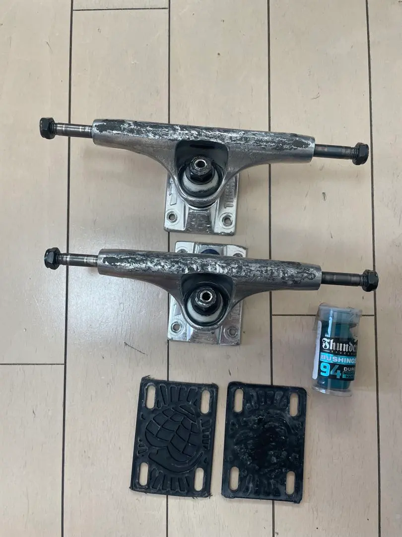 Thunder スケートボード トラック セット