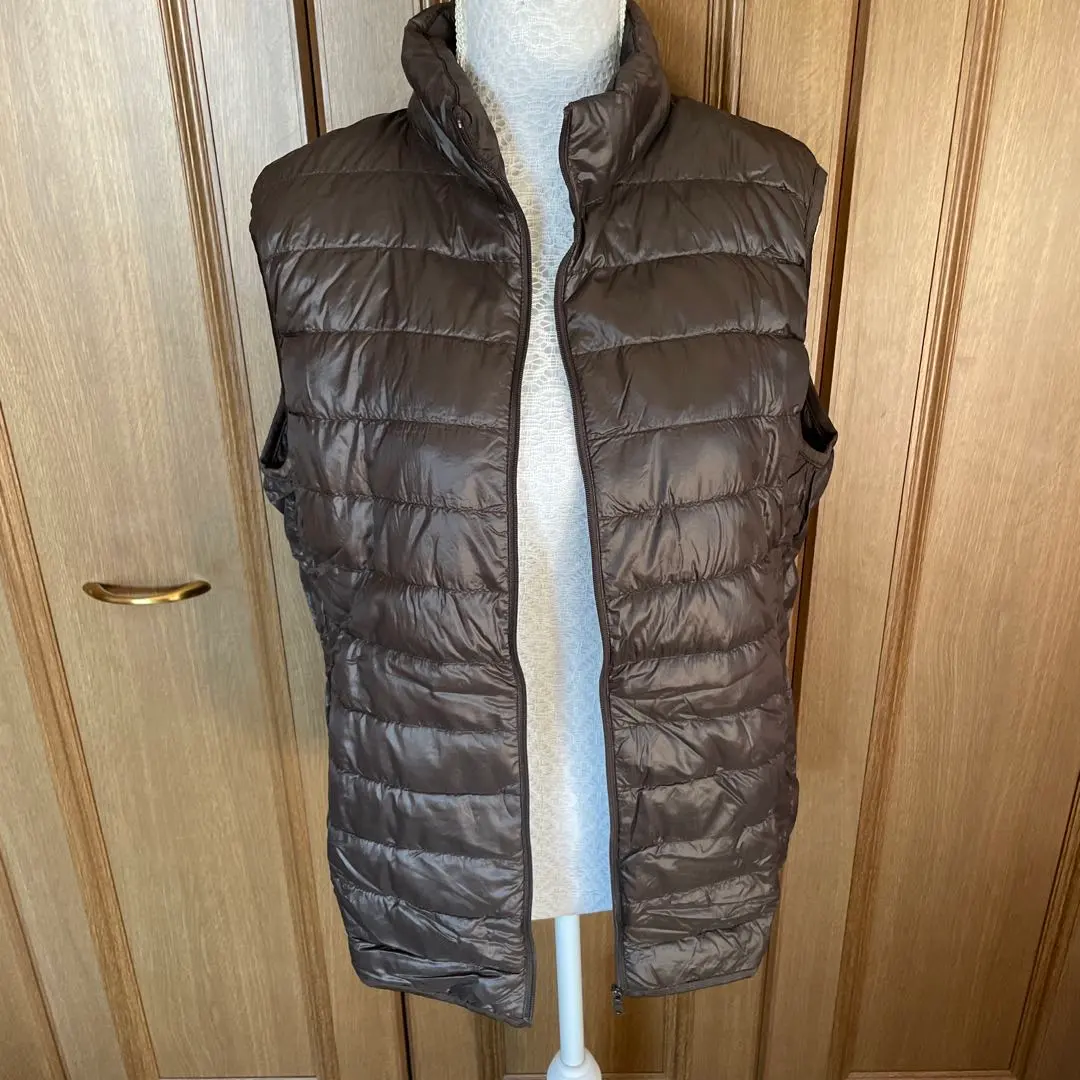 ユニクロ　ダウンベスト　ダークブラウン