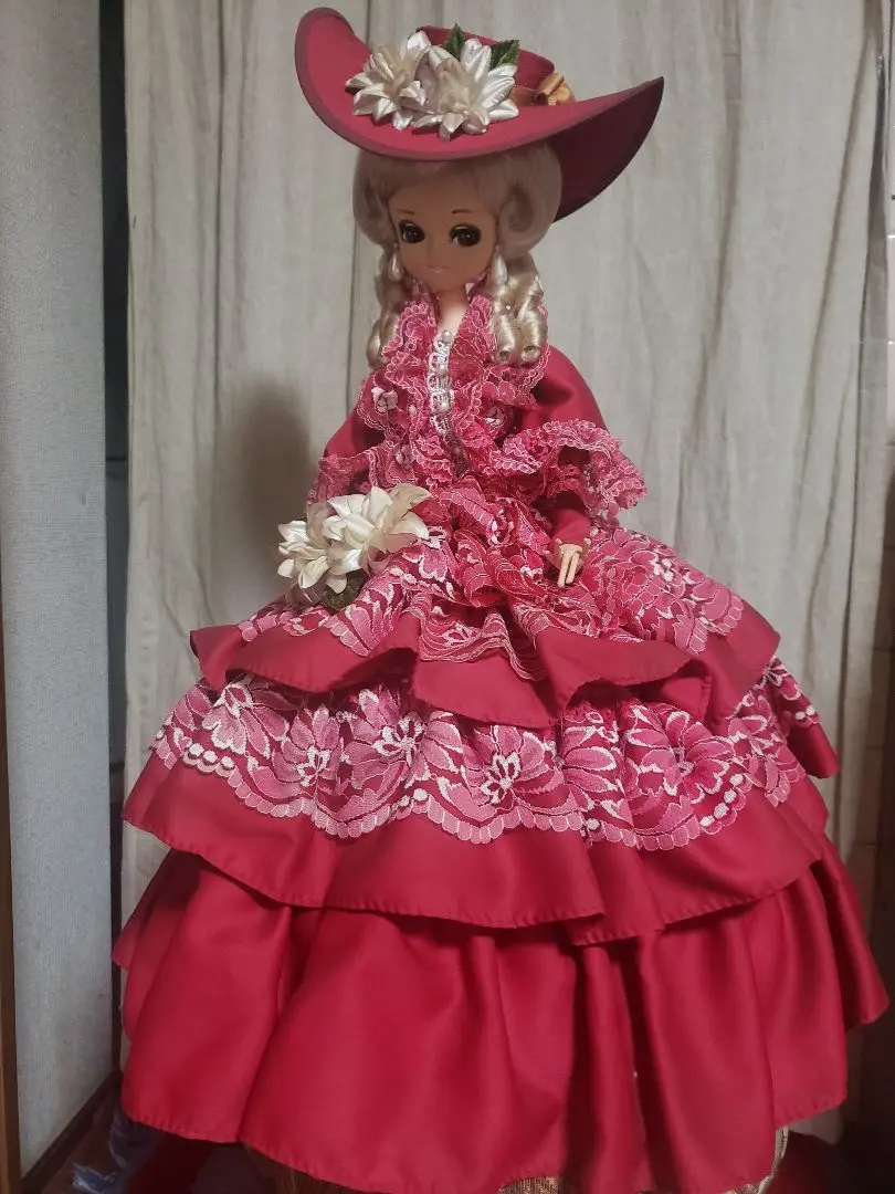 ピンクのフリルドレス人形