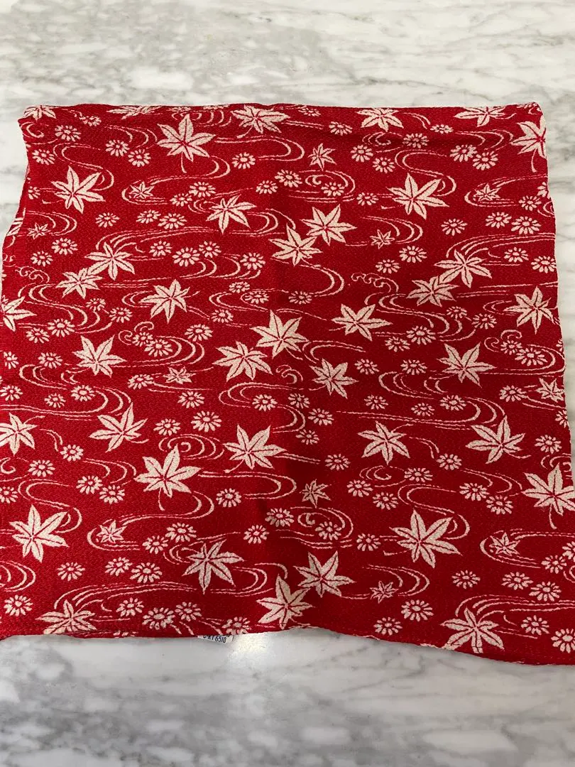 和柄赤いもみじと花の風呂敷