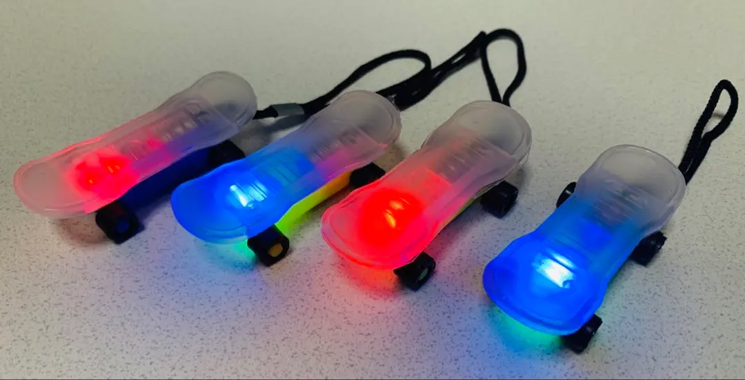 光るミニスケボー　キーホルダー