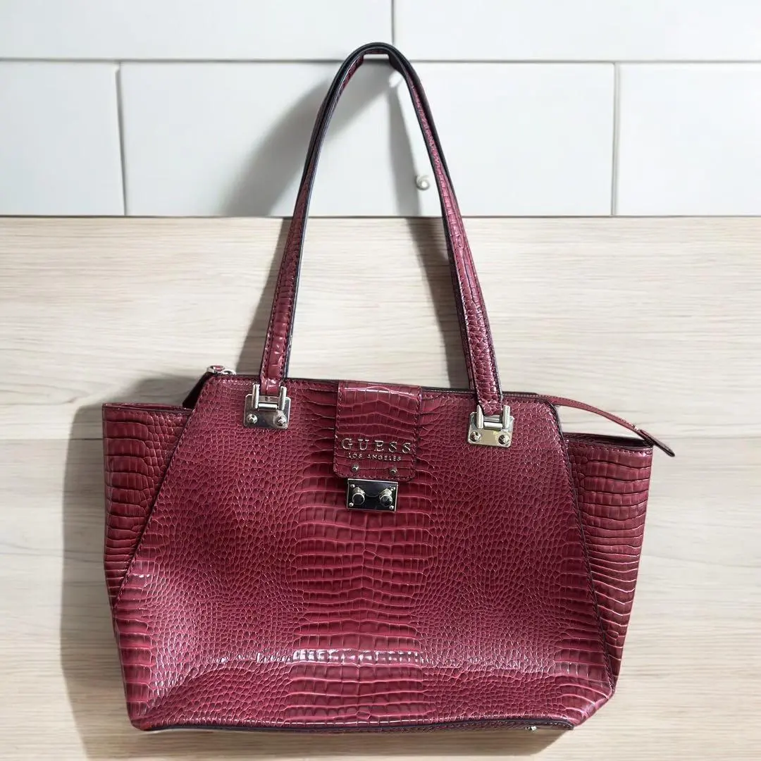 ゲス　GUESS バッグ　赤　トートバッグ　クロコダイル調型押し