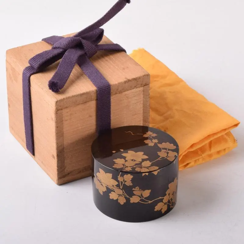 茶道具/香合 塗師 川瀬表完作　唐草蒔絵『琵琶香合』共箱 茶道具/香合 塗師 川瀬表完作 唐草蒔絵『琵琶香合』共箱