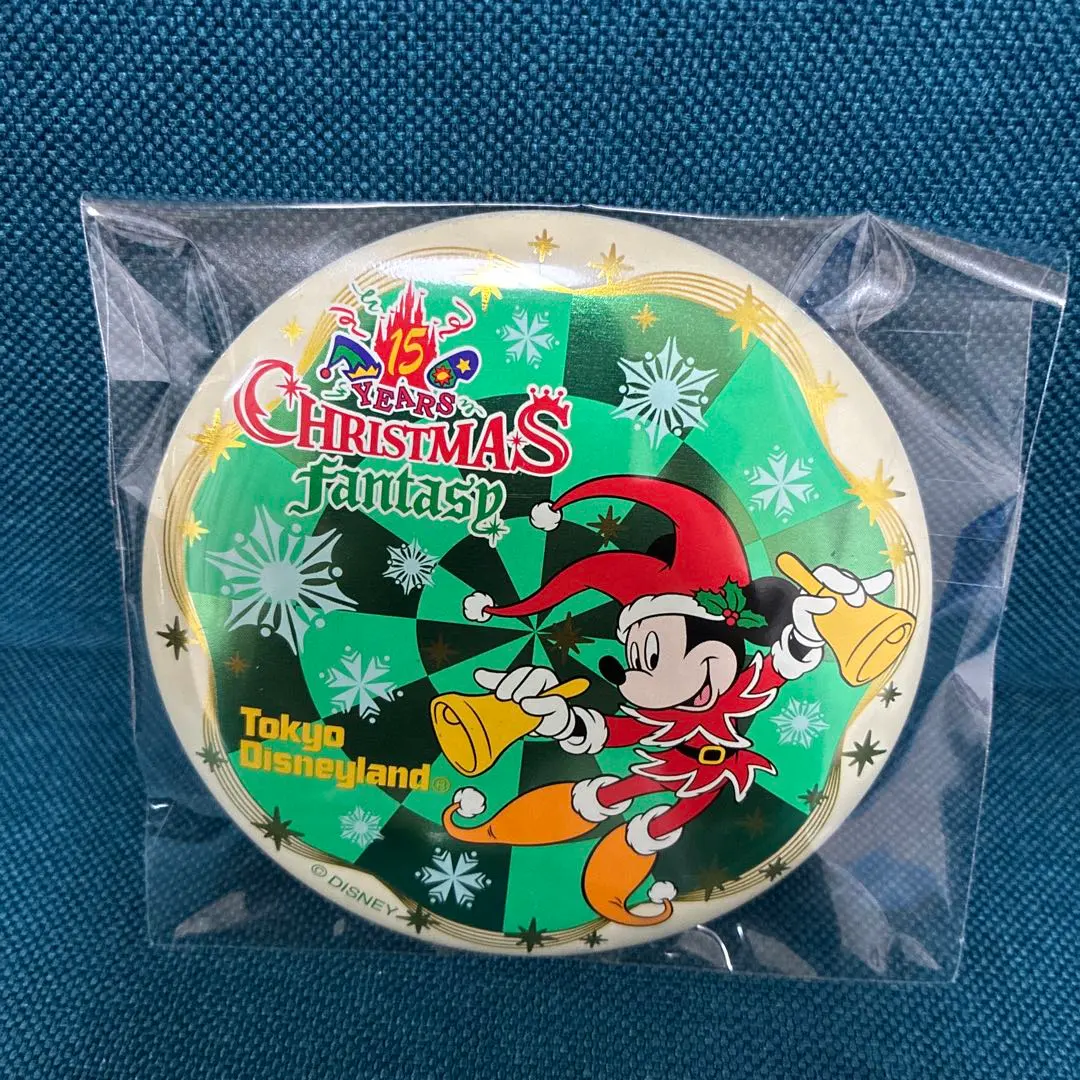 レア物　ディズニーランド15周年ミッキークリスマスファンタジー缶バッジ