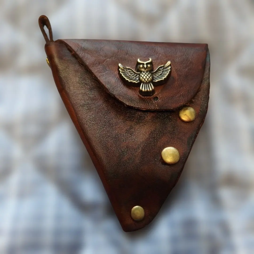 フクロウ装飾付きブラウンレザーポーチ