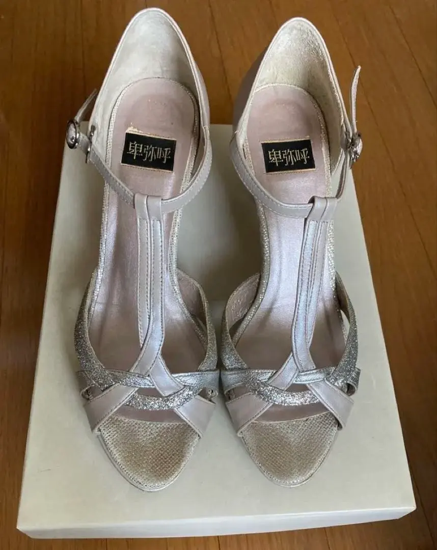 卑弥呼ストラップ付きシューズ