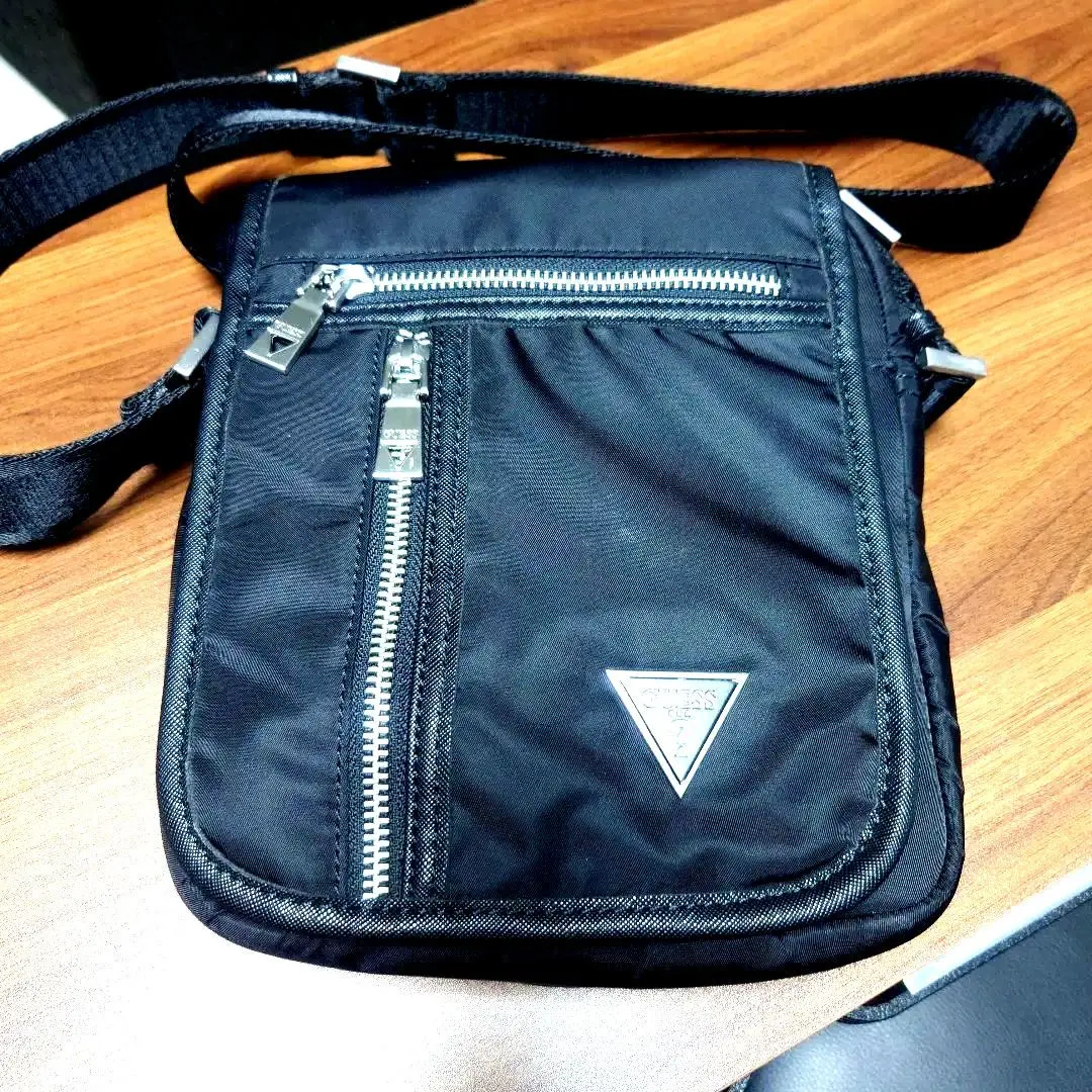 GUESS ブラック ショルダーバッグ　綺麗中古ユニセックス