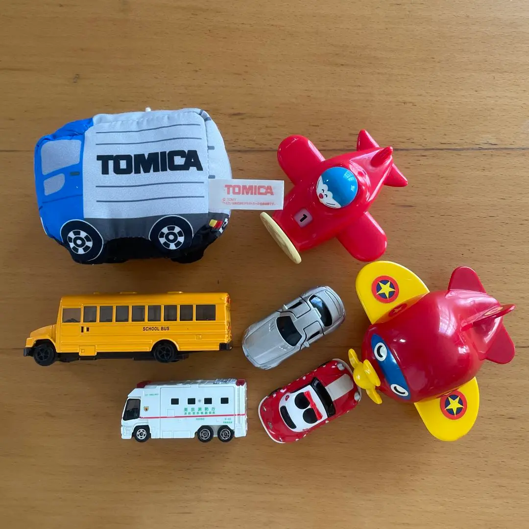 はたらくのりもの　おもちゃ7点セット　トミカ　ドラえもん　ミニー　救急車　バス