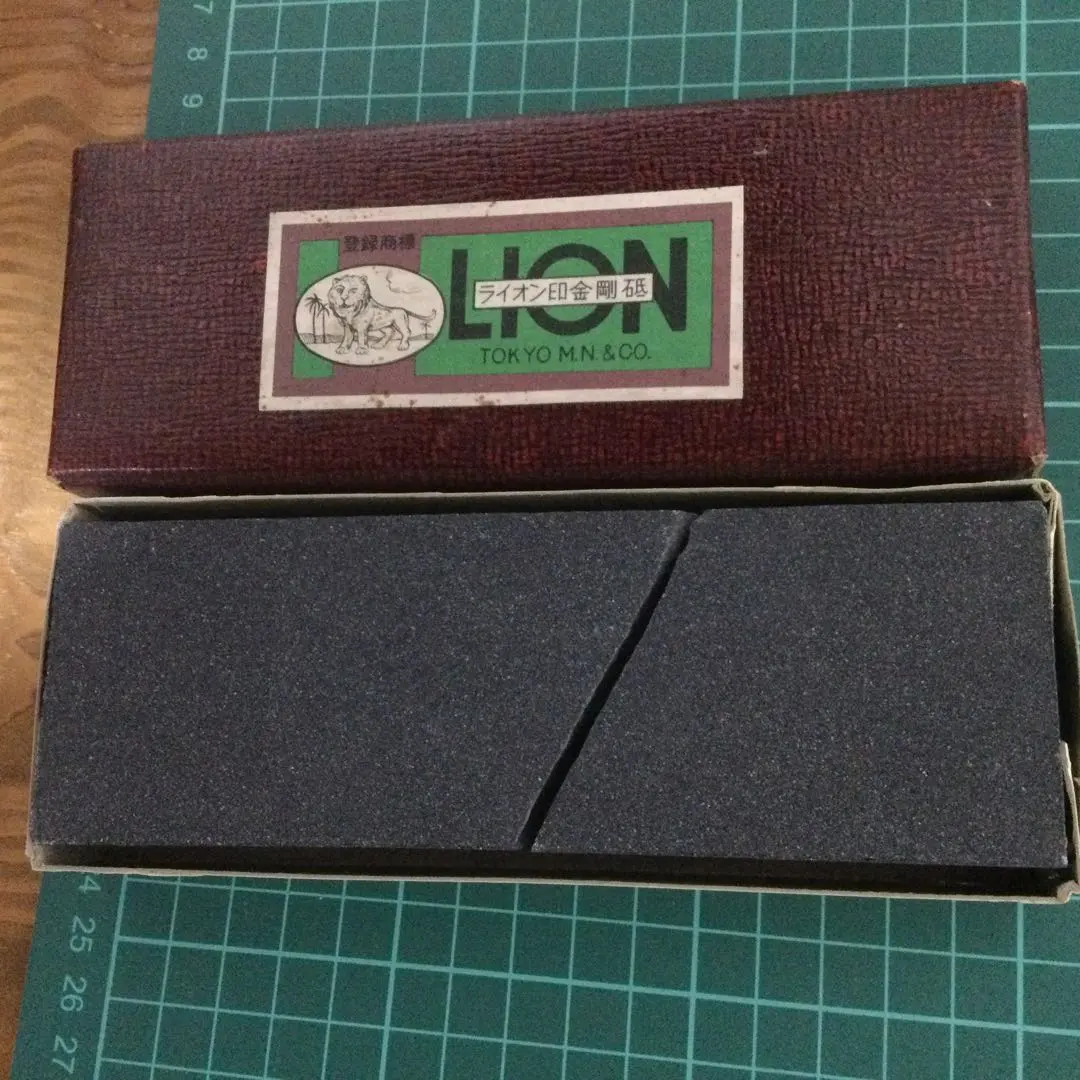 割れた金剛砥石　ライオン印金剛砥　日本製　未使用品