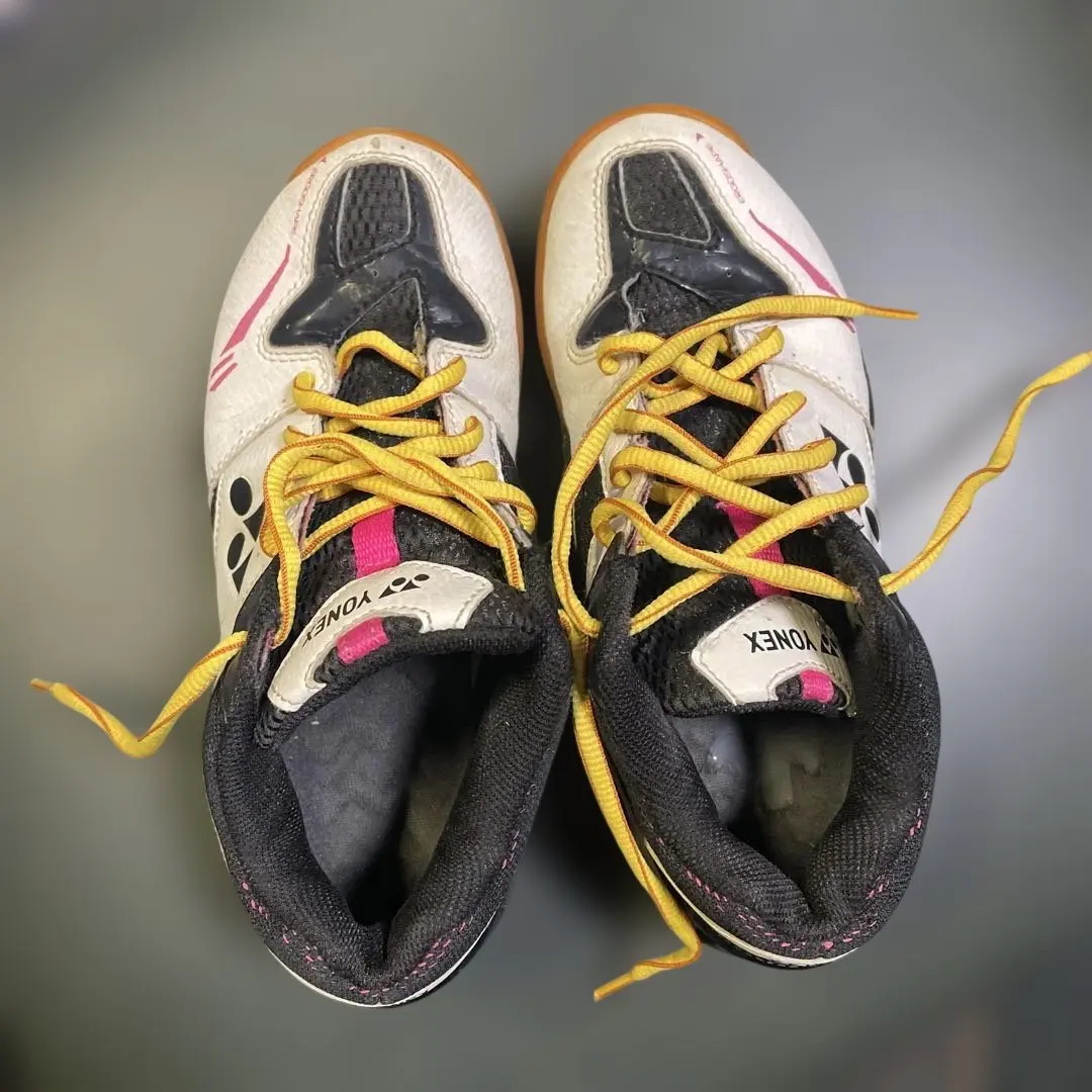 バトミントンシューズ22センチ