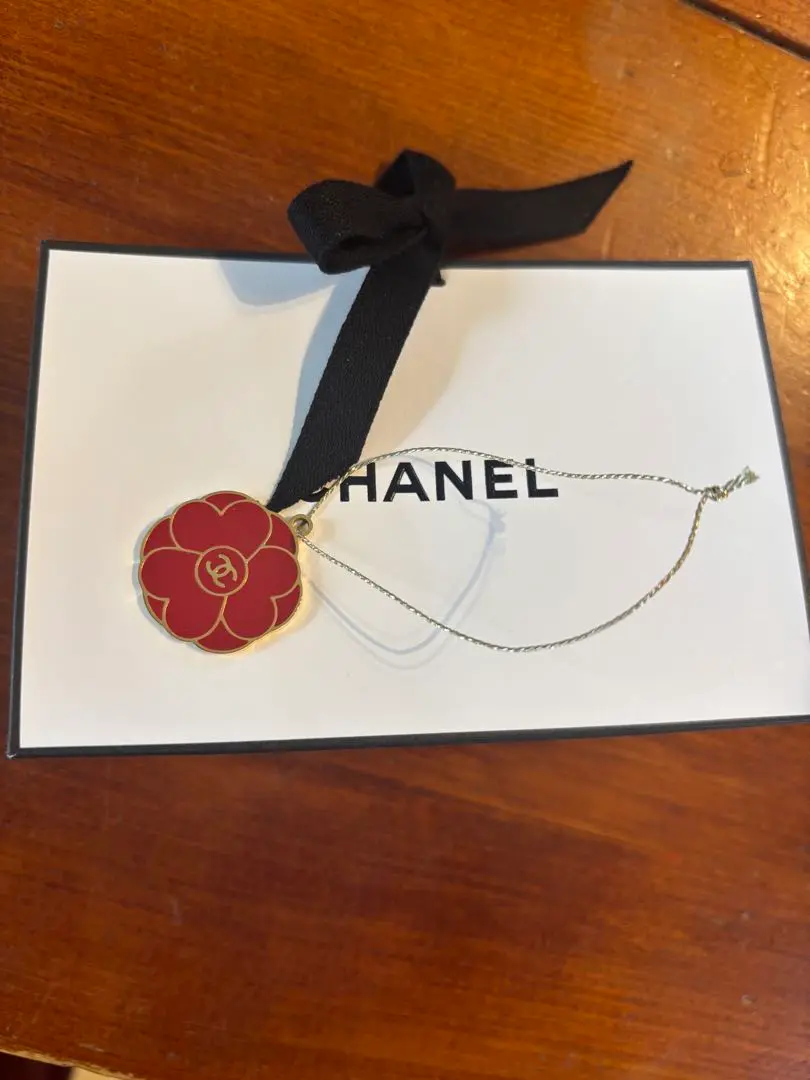 CHANEL 赤い花形チャーム
