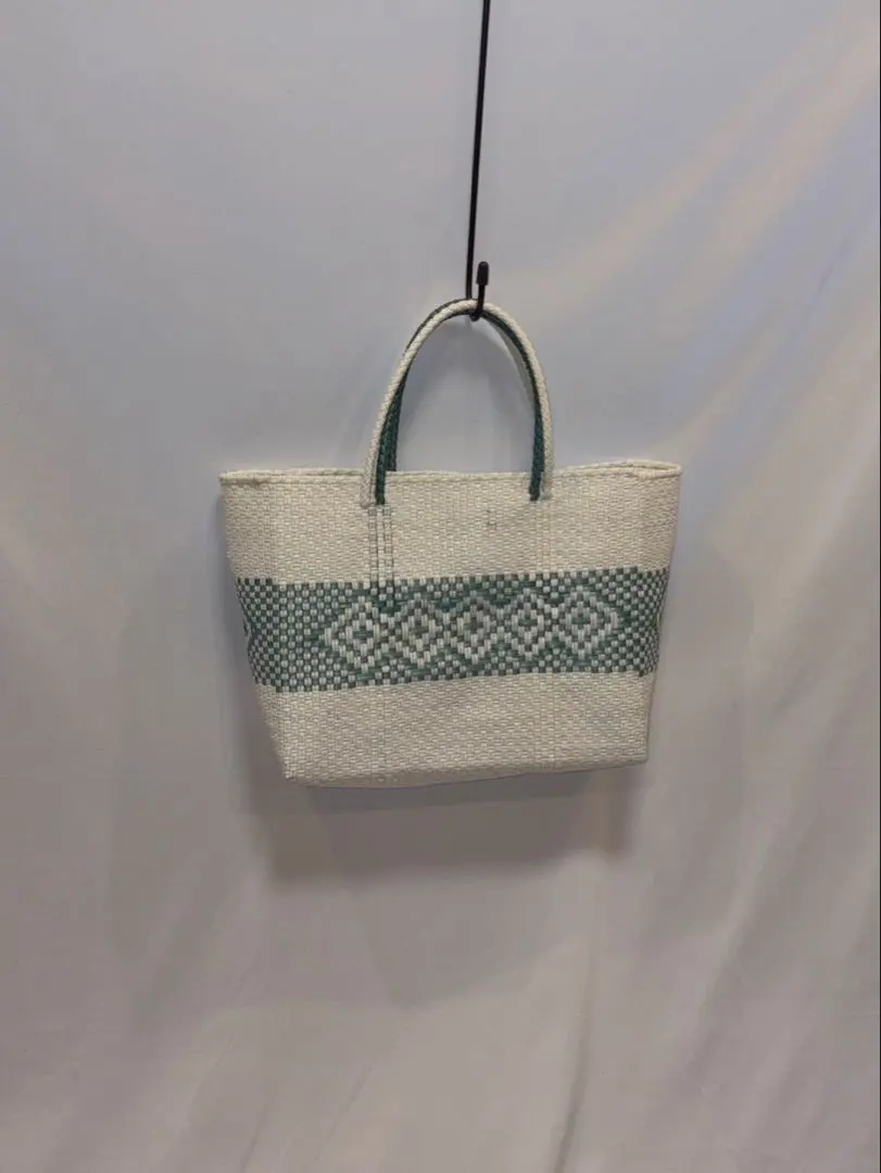 ホワイトとグリーンのかごバッグ