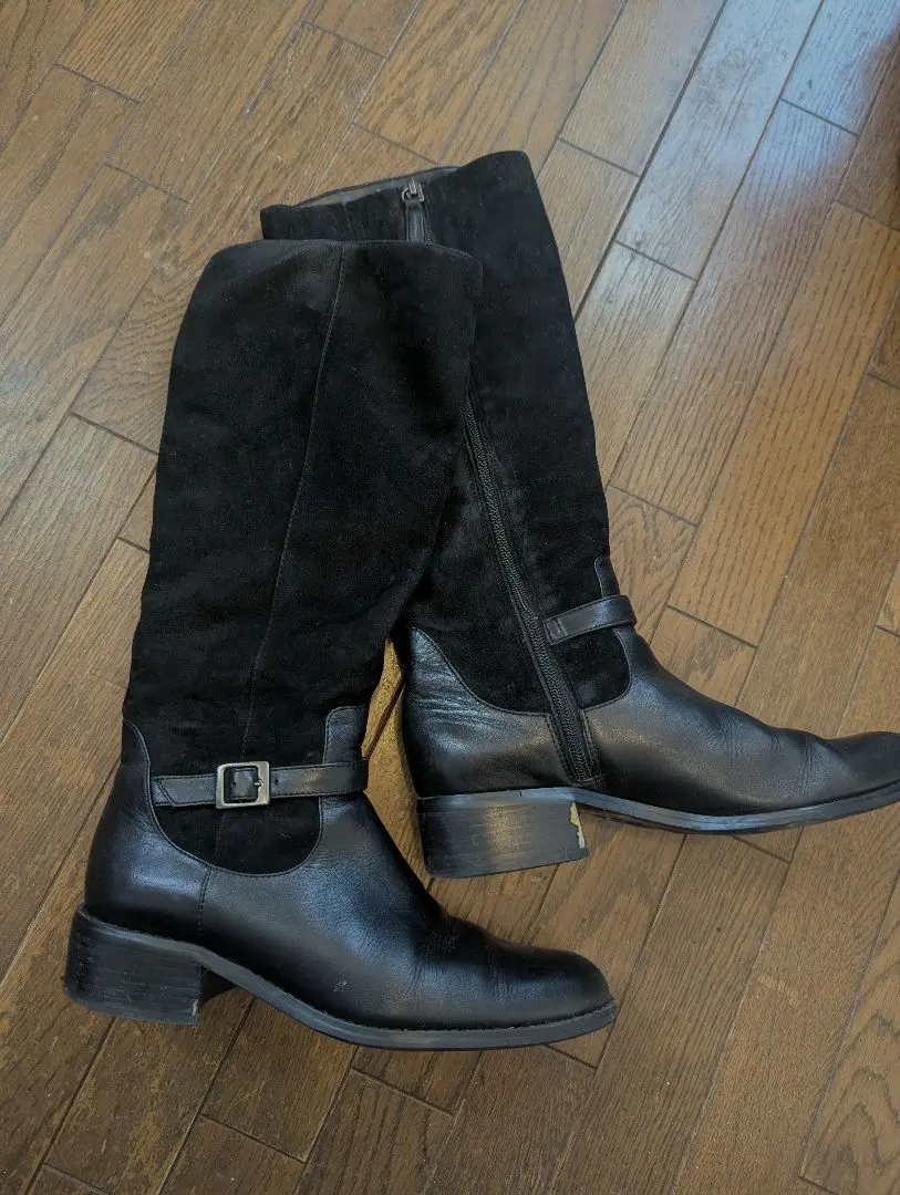 黒のスエードとレザーのロングブーツ