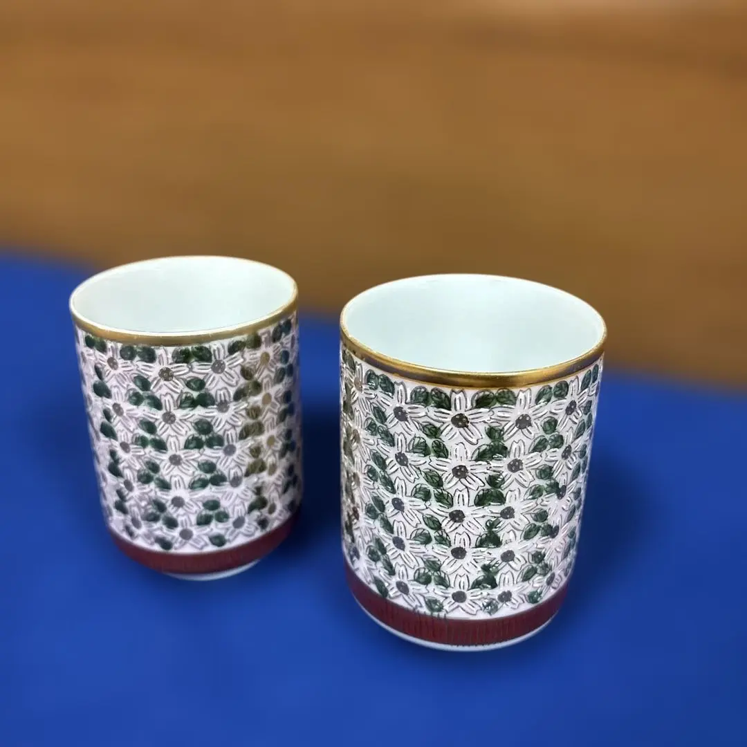 花柄の陶器製湯飲み2個セット　九谷焼　夫婦湯呑み