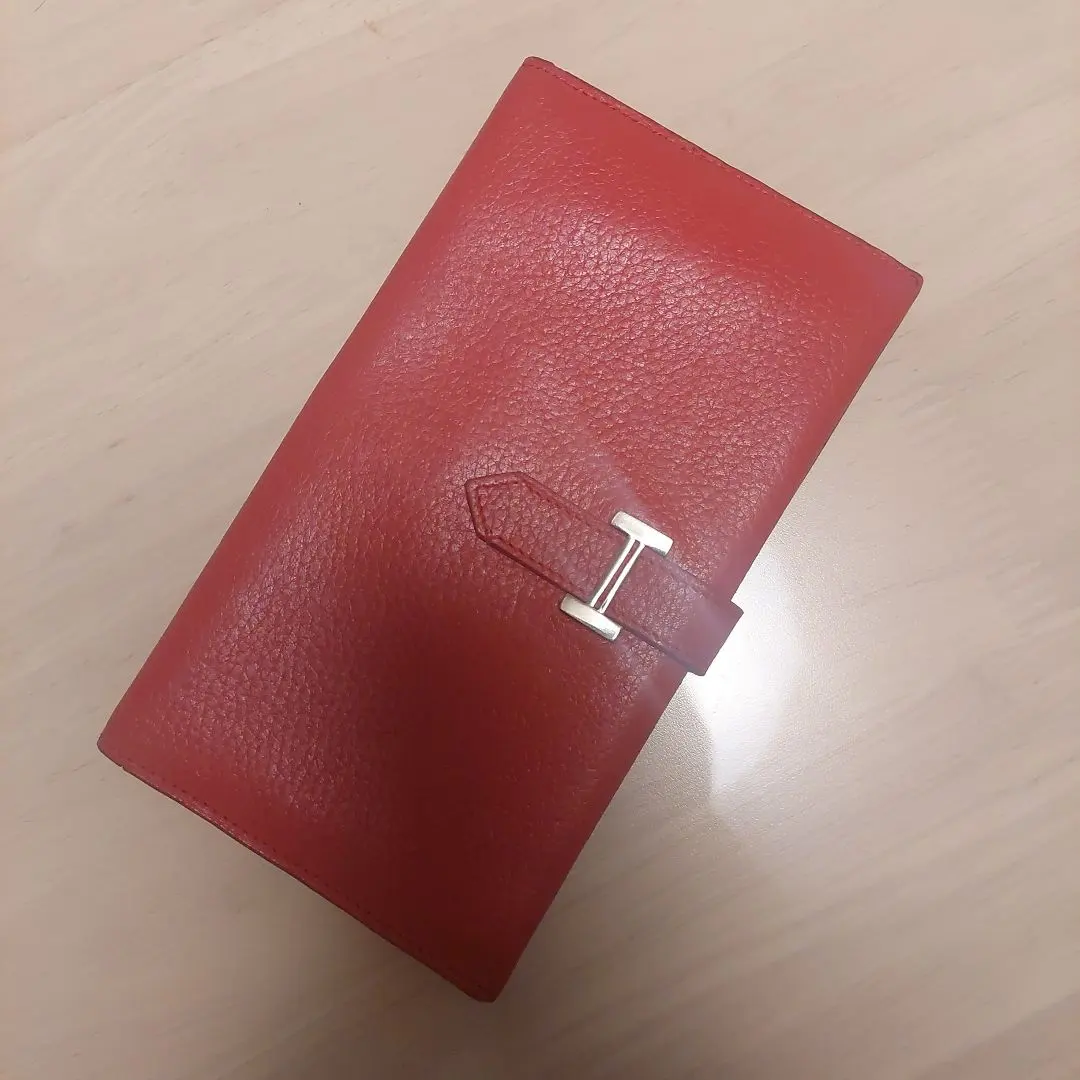 Hマークレザー フラップ式赤レッド 長財布 可愛いです！