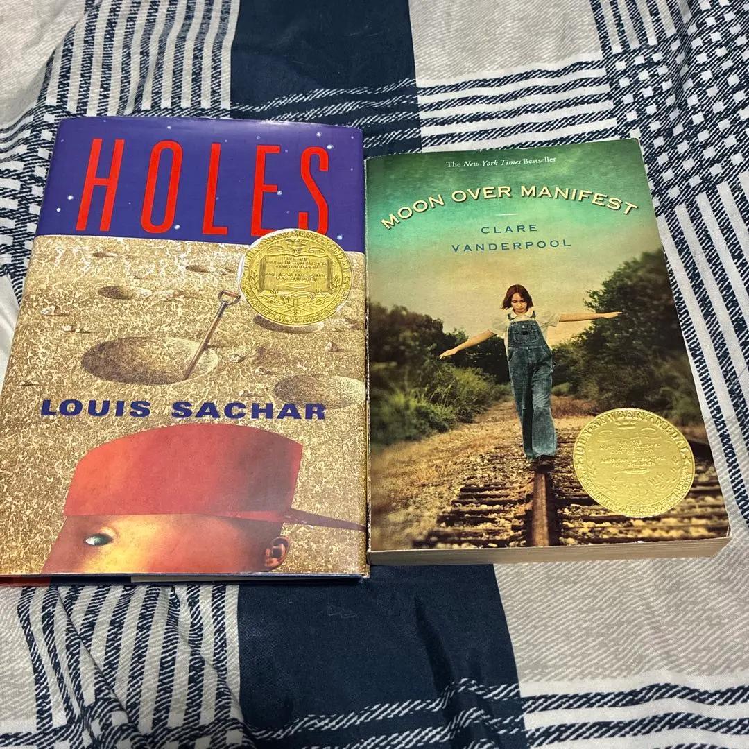 Holes と Moon over Manifest 英語児童書2冊
