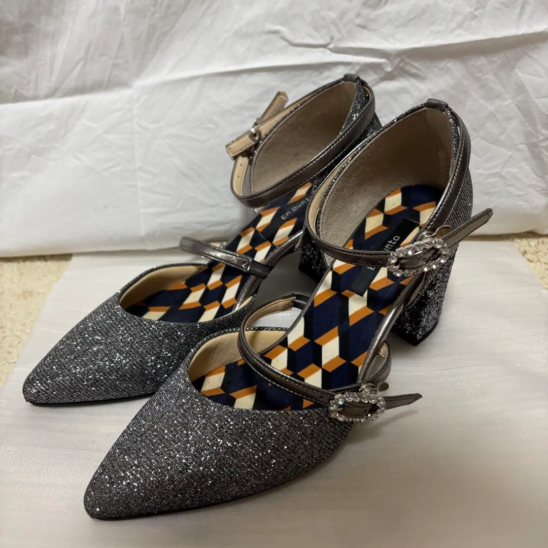 En punto グレー グリッター ポインテッドトゥパンプス パーティ