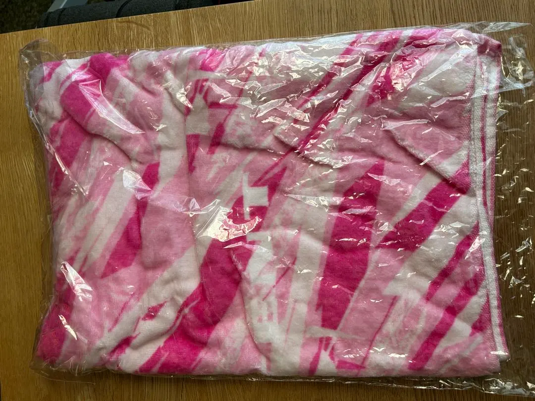 ピンクとホワイトのスポーツタオル