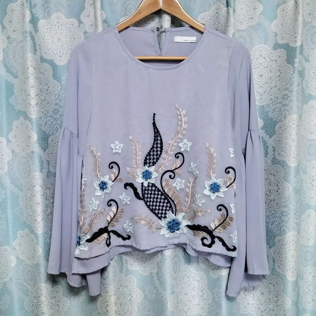 素敵✨刺繍入りブラウス✨薄紫色 フレアスリーブ 花柔らか 優雅ニュアンスブラウス
