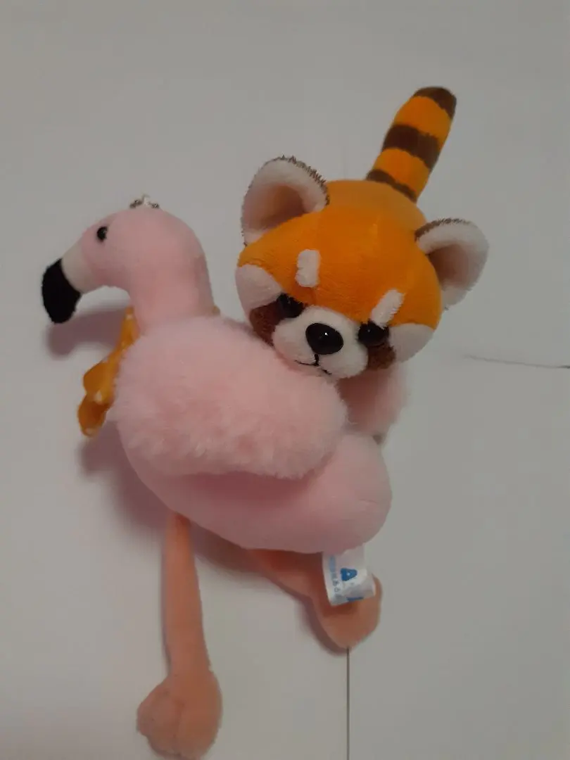 レッサーパンダとフラミンゴのぬいぐるみ
