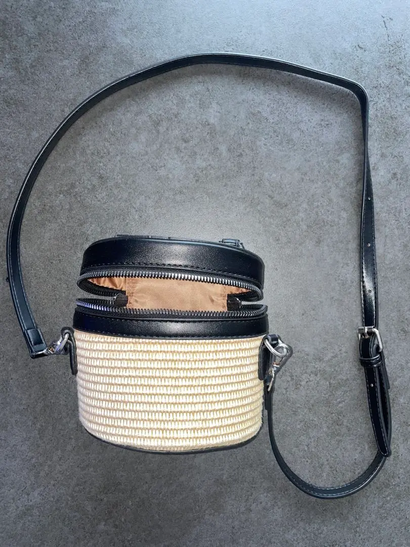 円筒形 かごバッグ 黒とベージュ