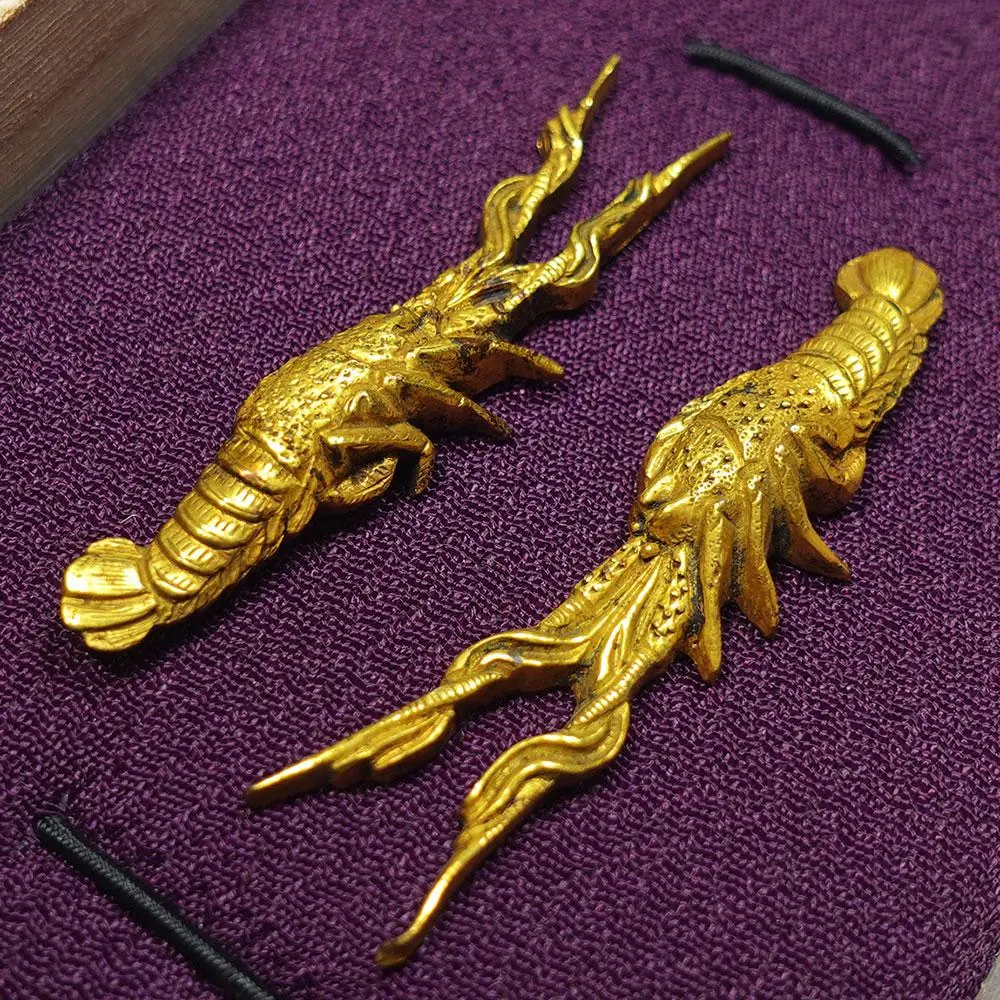 銅地容彫伊勢海老図目貫　無銘　高肉彫　毛彫　金着せ　細密金工　刀装具　桐箱入