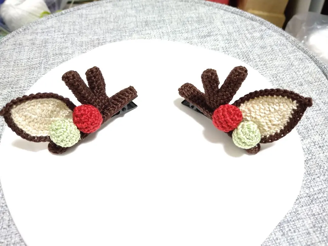 クリスマス髪のピン　かぎ編み