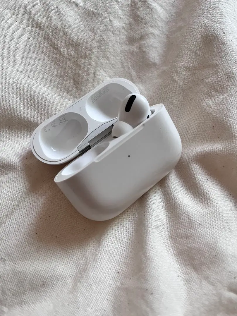 AirPods本体 ホワイト 充電ケース付き