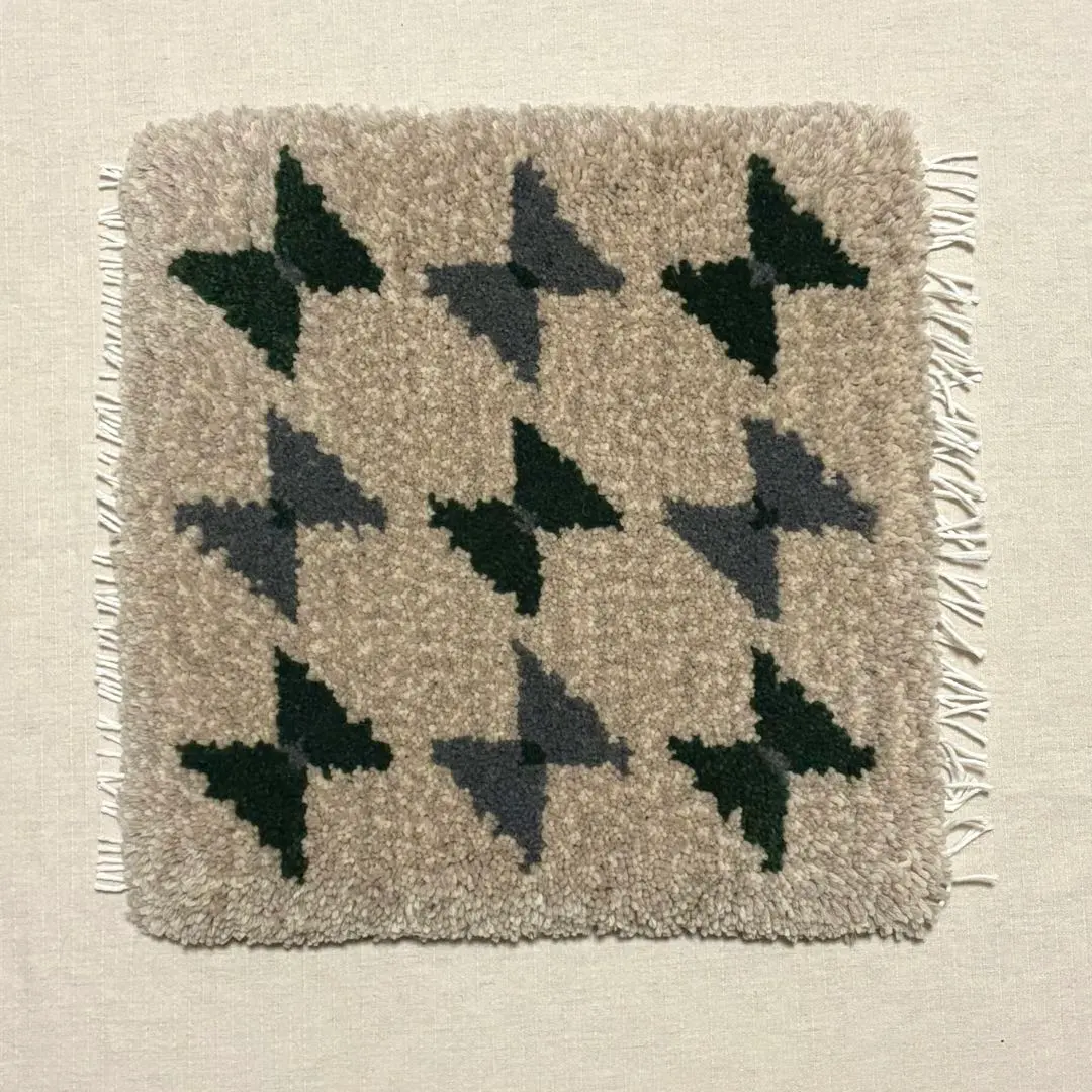 ハンドメイド　ノッティング織り　椅子敷き　座布団　リボン　メリノウール混