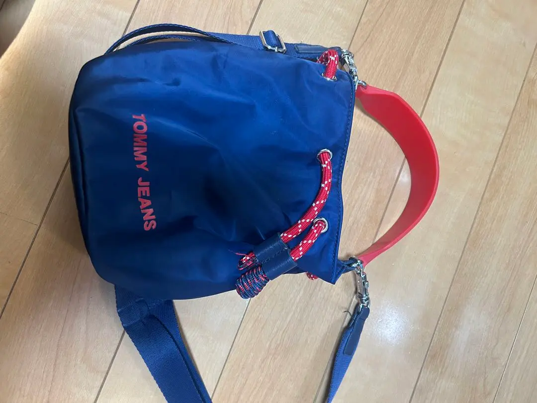 Tommy Hilfiger 斜めがけバック