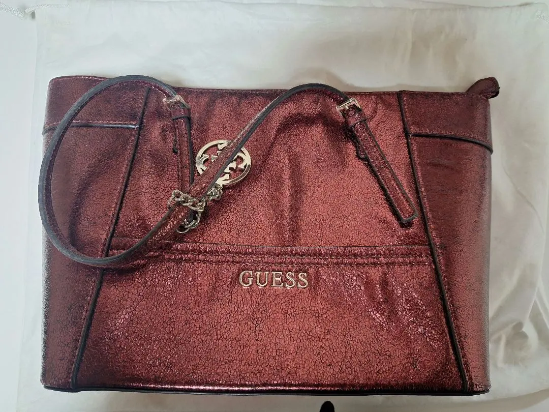 GUESS メタリックレッド ショルダーバッグ