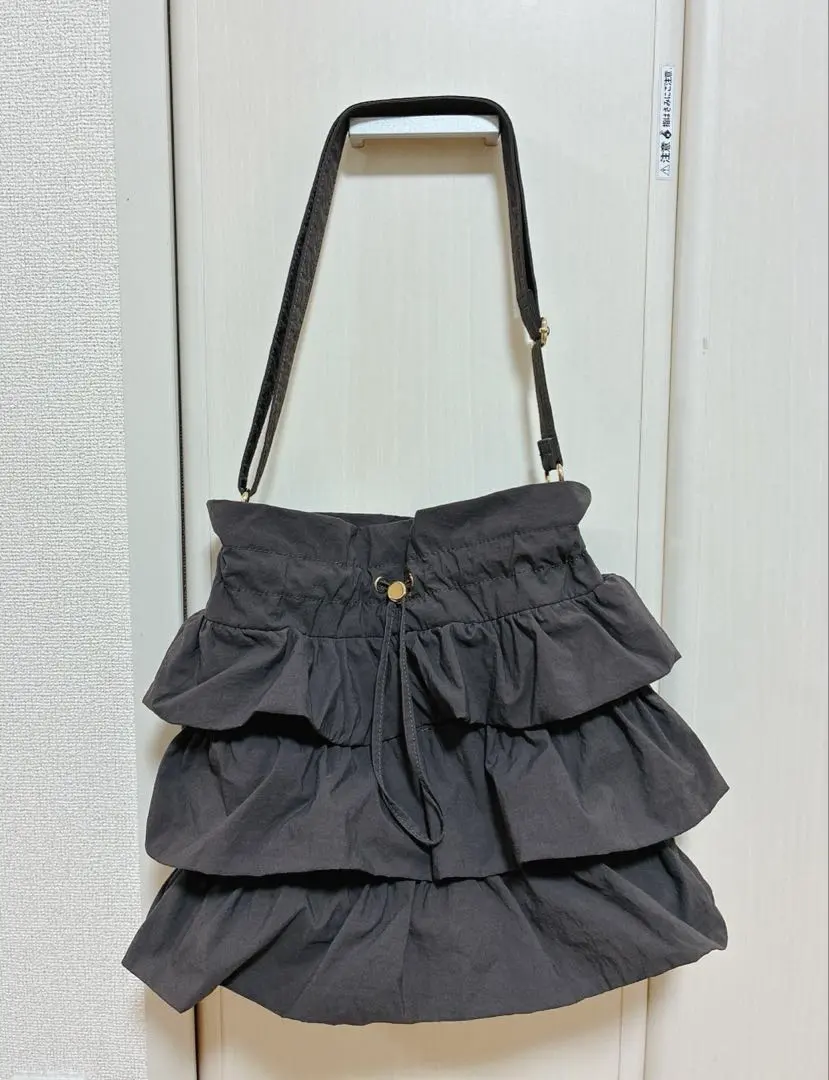 【近日削除予定】未使用　フリルショルダーバッグ　grove グレー　大容量