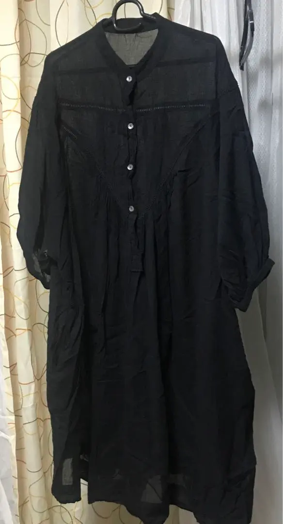 黒いボタン付き五分袖チュニックワンピース