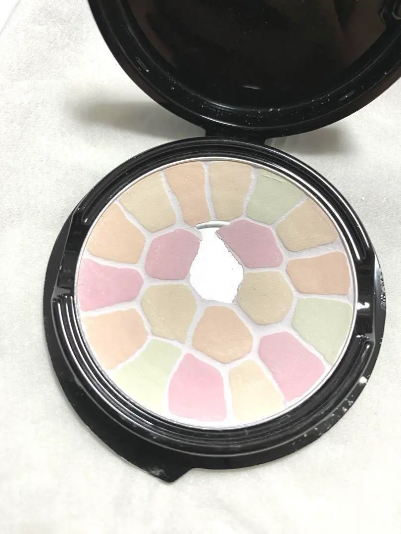 エレガンス ラ　プードルオートニュアンス　6 コンパクトのサイズ　穴抜け