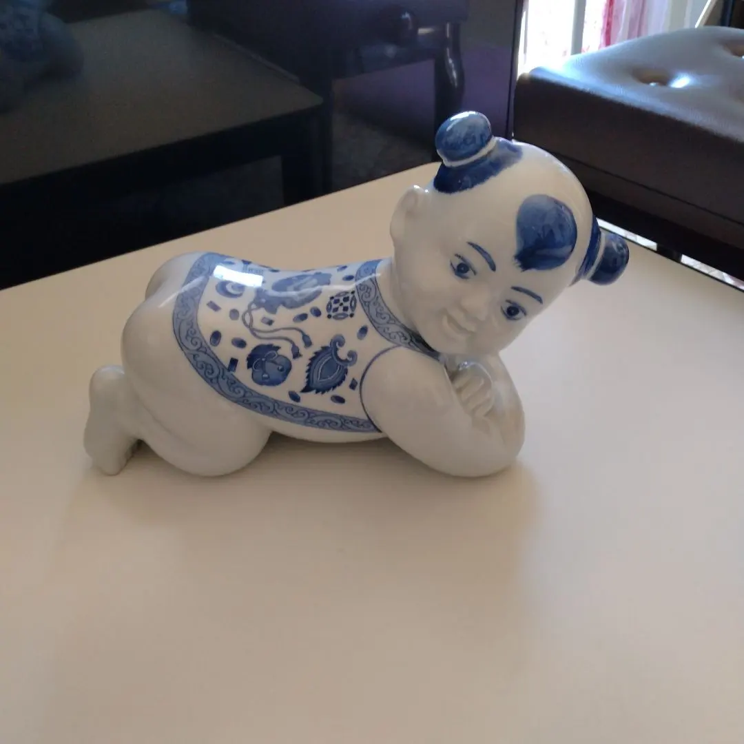 美品　青と白の陶器製赤ちゃんの置物