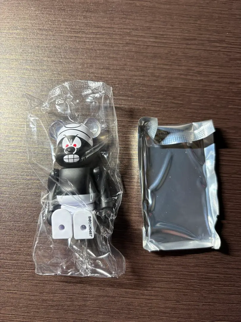 ベアブリック シリーズ49 ブラックスマーフ 裏